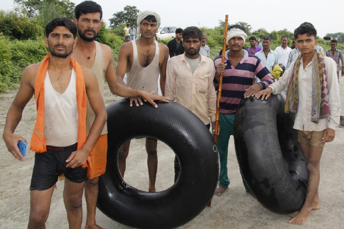Pics: Ganga water level increasing in western UP, the ,heavy floods threat to many villages
