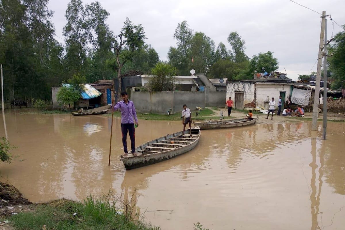 Pics: Ganga water level increasing in western UP, the ,heavy floods threat to many villages