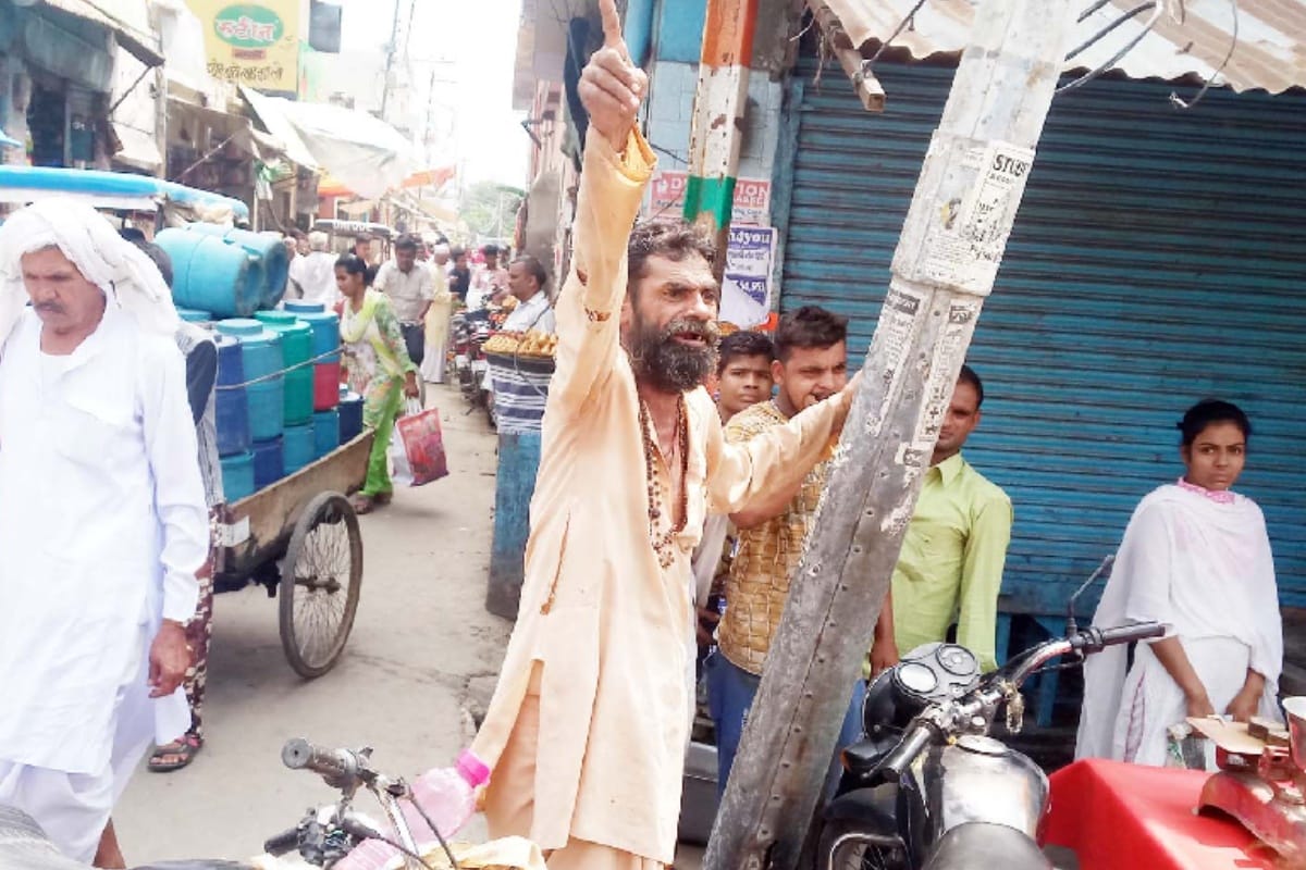 UP: drunkard monk raged on the road indecency of women in meerut