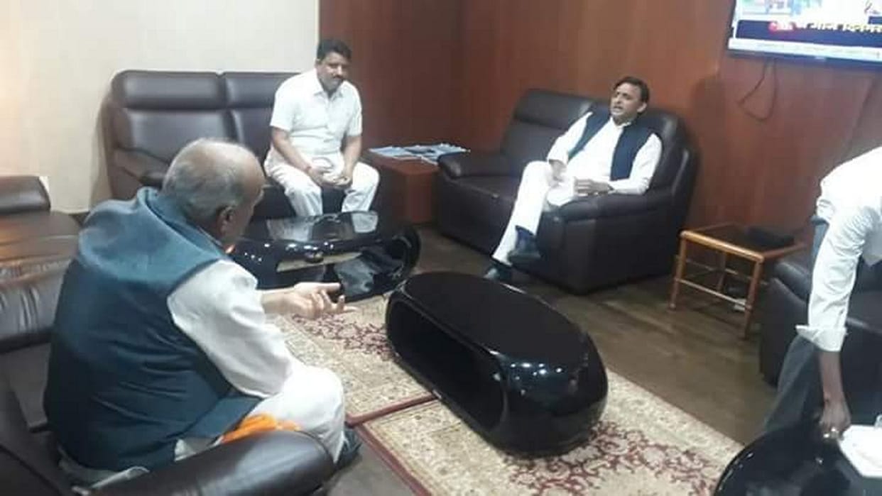 अखिलेश यादव के साथ जगदंबिका पाल की तस्वीर वायरल