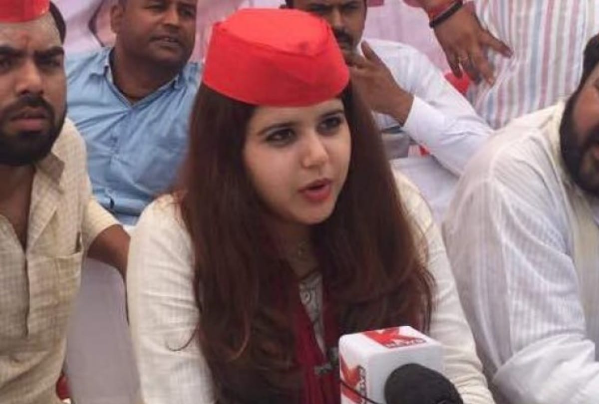 Delhi Girl Pankhuri Pathak leave samajwadi party