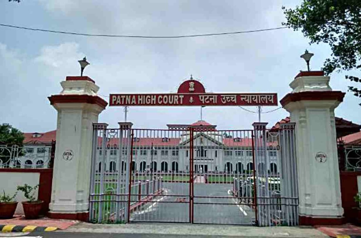 Government should fix the time limit for staying in government houses: High Court