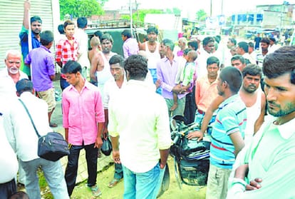 lady gave birth to a child on the roadside