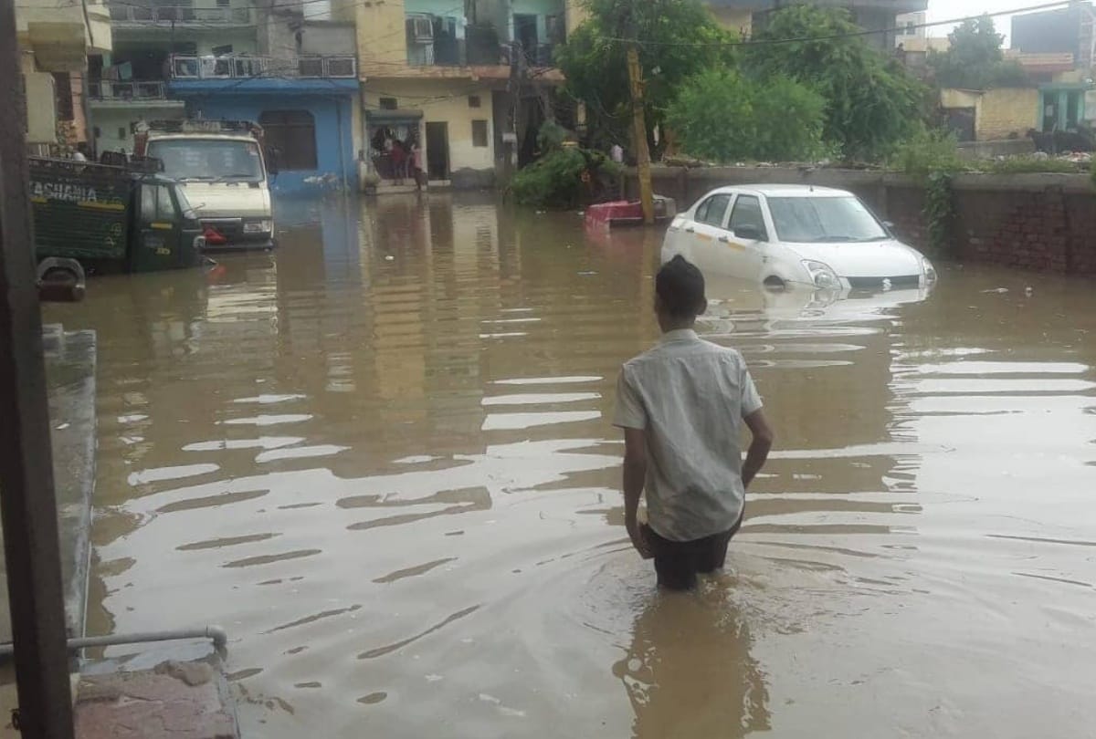 rain lashes in parts of delhi ncr water logging creates jam and hurdles for traffic
