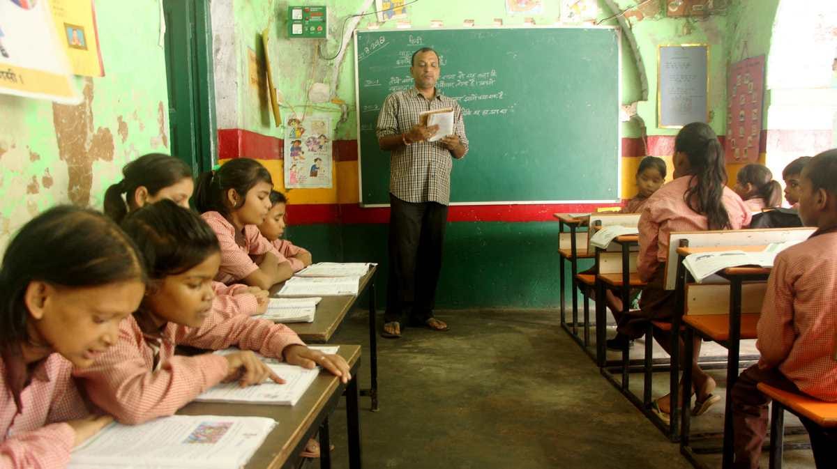 Hindi medium studies in government english medium school in varanasi