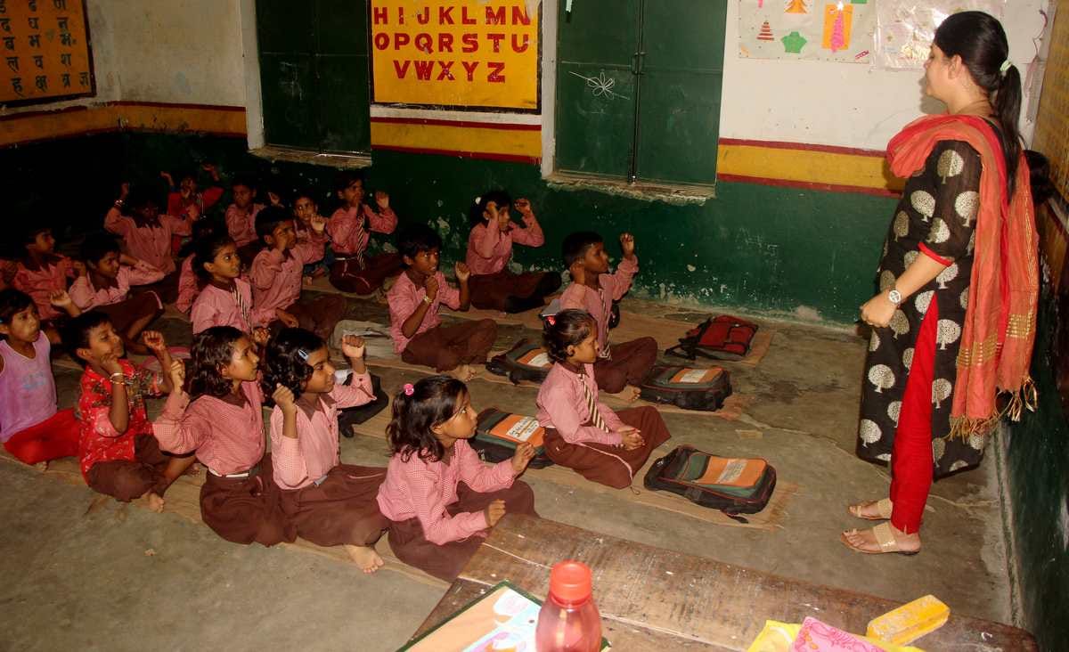 Hindi medium studies in government english medium school in varanasi