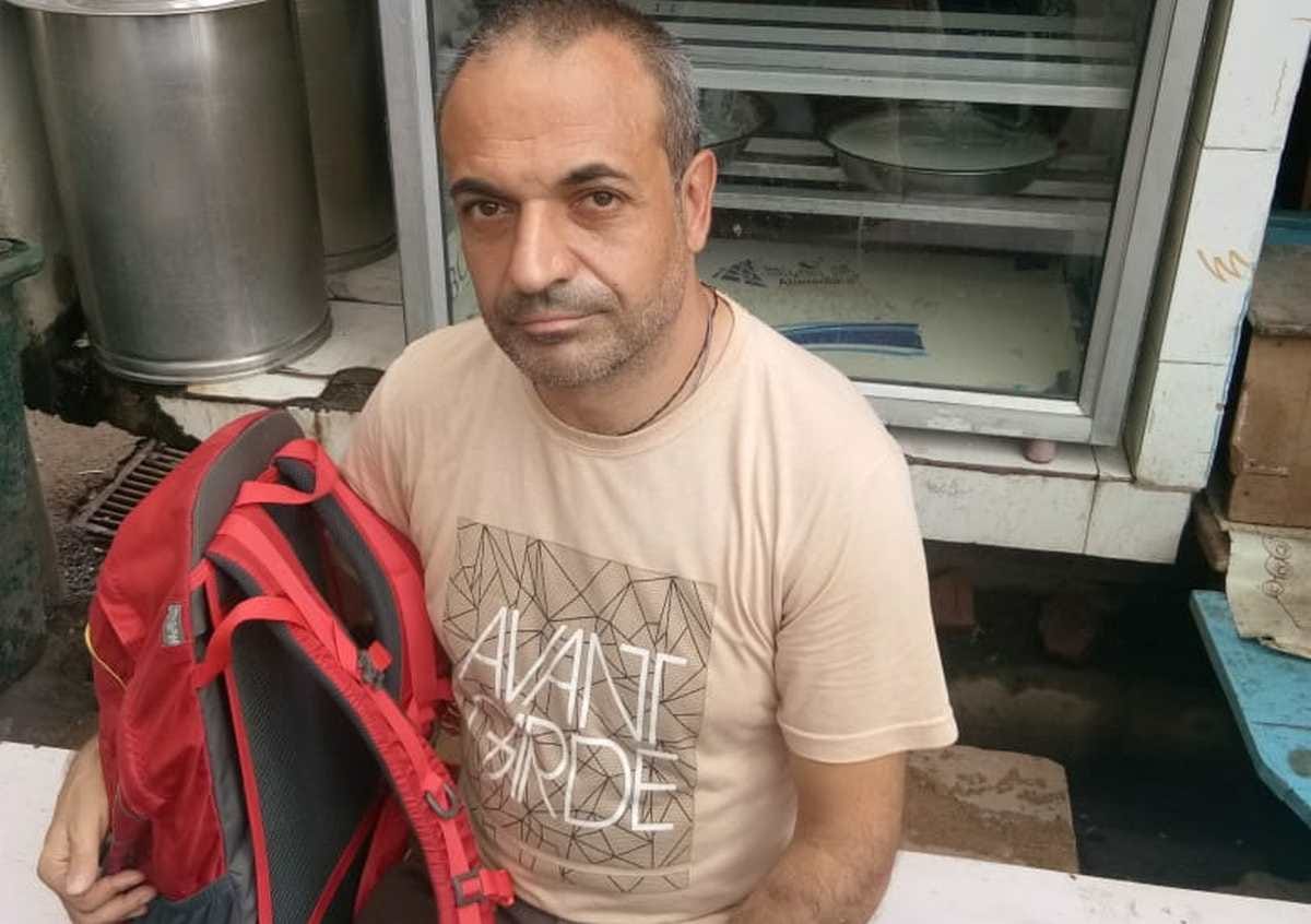 Mobile robbery with foreigner tourist at varanasi assi ghat