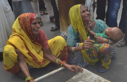 couple killed, three injured after truck crashed e-rickshaw in etah