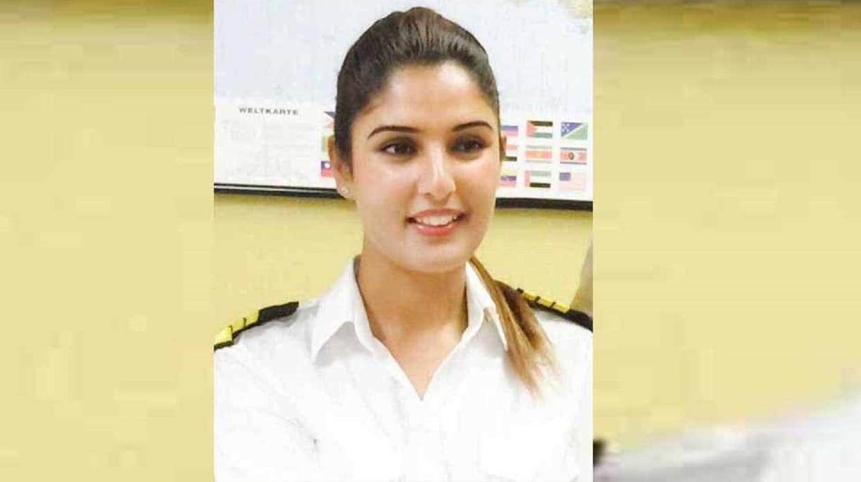 Iram becomes first woman commercial pilot of kashmir, got job offers