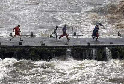 जरा सी बरसात और देश त्राहिमाम, नदियों के विकराल होने से सड़कों पर दिखती है  तबाही - Monsoon: Turbulence Of The Rivers Destroyed Everything - Amar Ujala  Hindi News Live