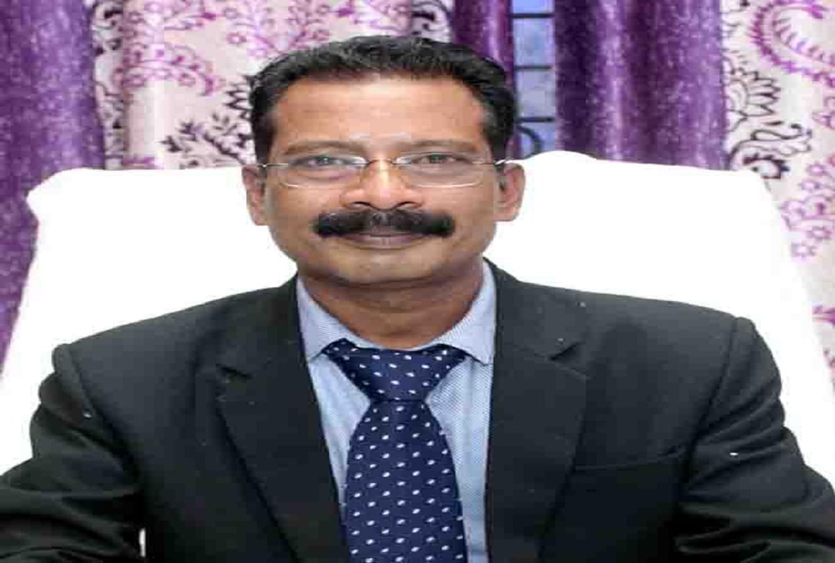 Karur Collector T Anbazhagan give memorable gift on his drivers retirement