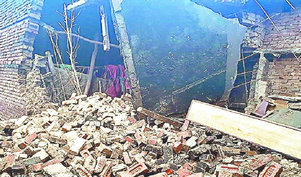 Two houses collapsed in the rain, four wounded by wreaking havoc