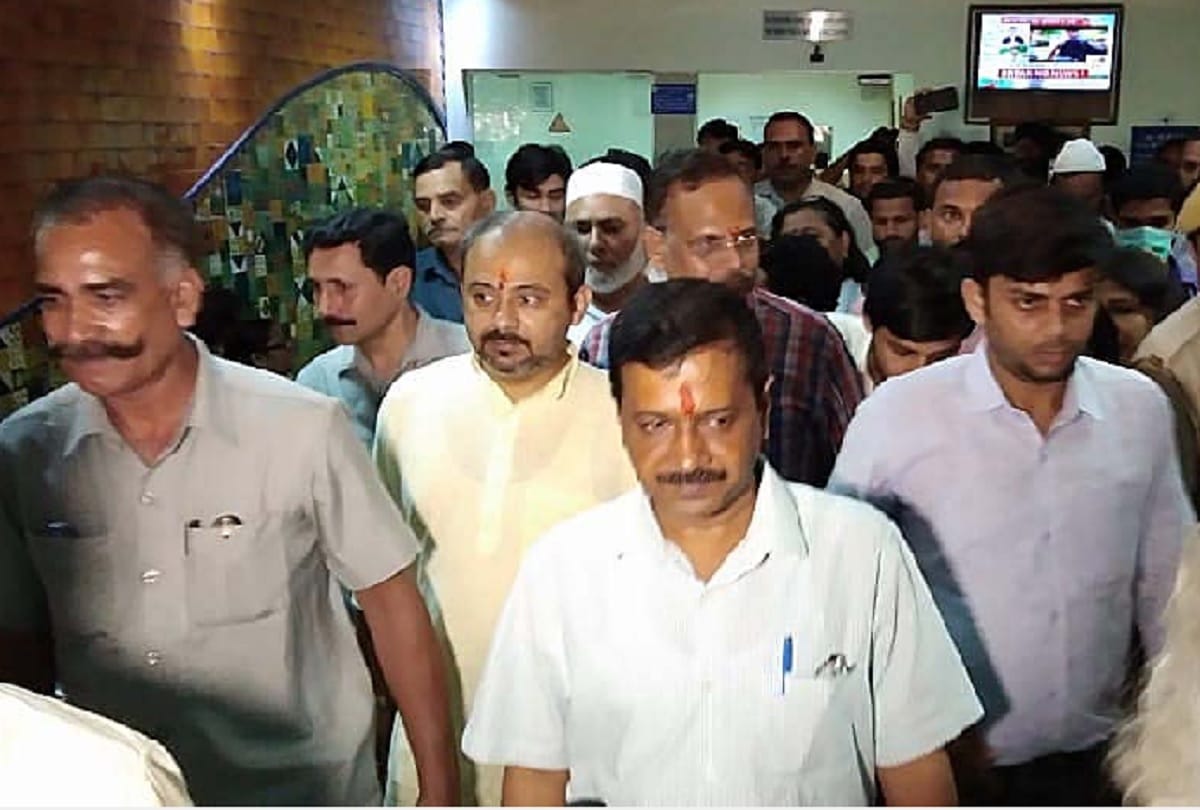 United Hindu Front workers protest against arvind kejriwal at aap office
