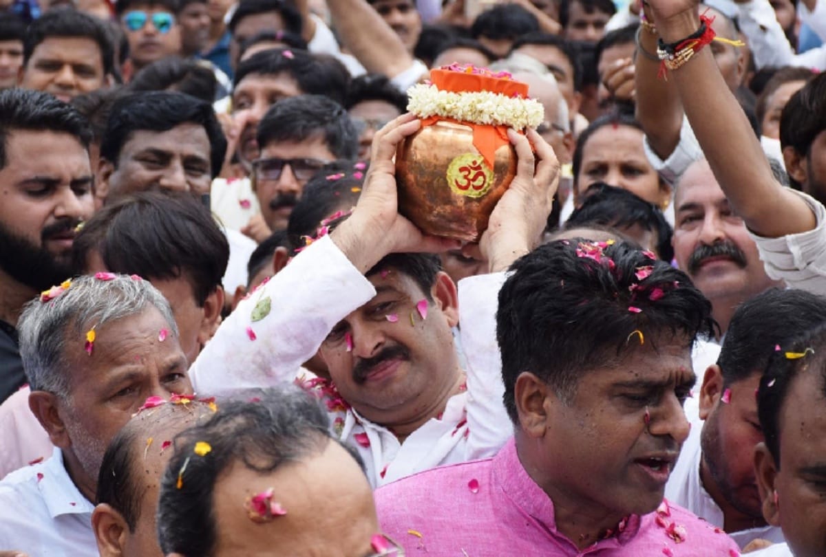 weird ankle emerges out of boat where bjp leader manoj tiwari immersing ashes of atal ji