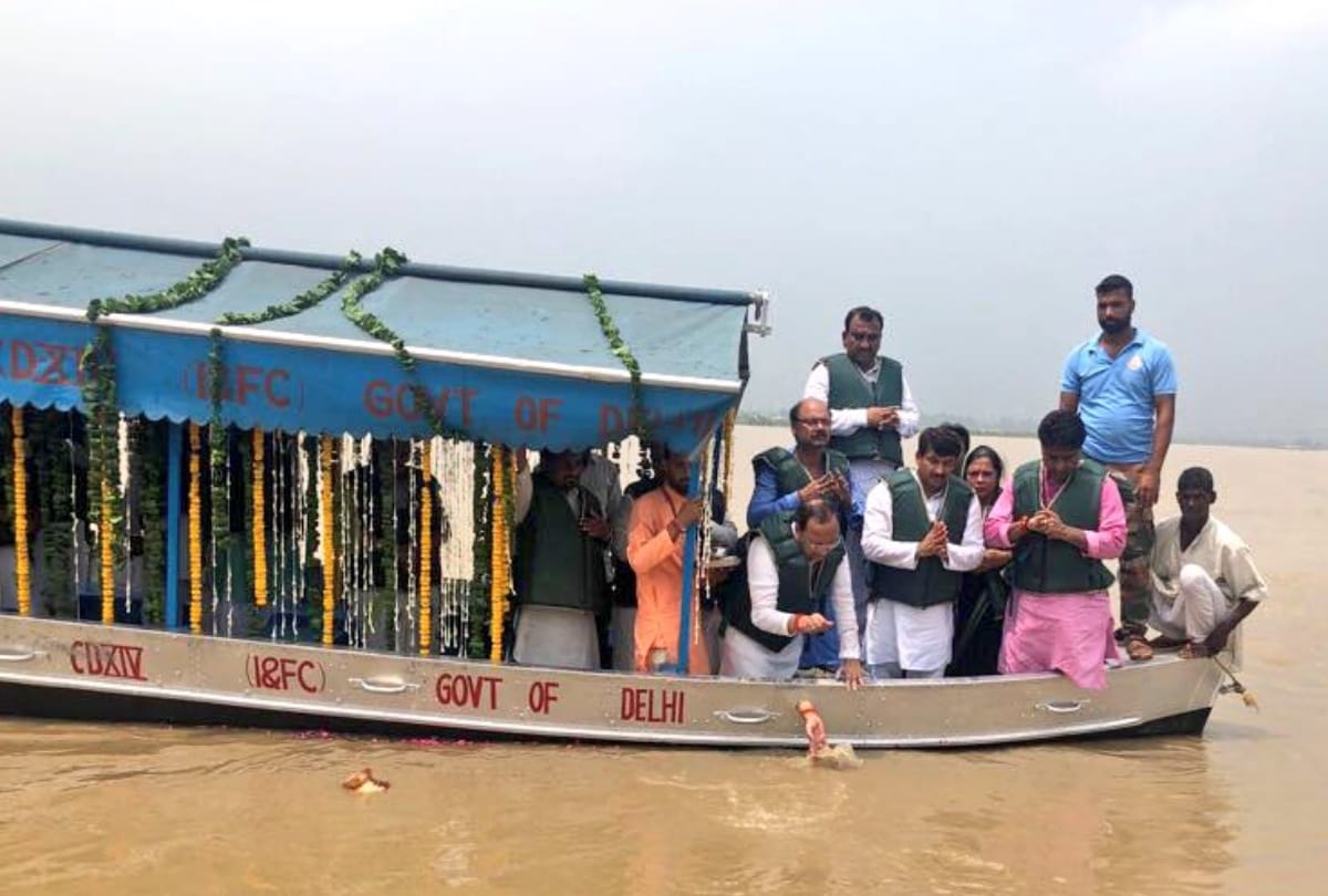 weird ankle emerges out of boat where bjp leader manoj tiwari immersing ashes of atal ji