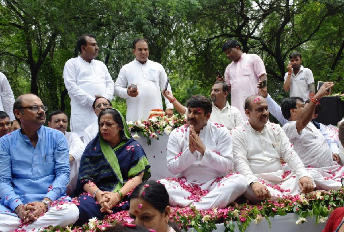 weird ankle emerges out of boat where bjp leader manoj tiwari immersing ashes of atal ji