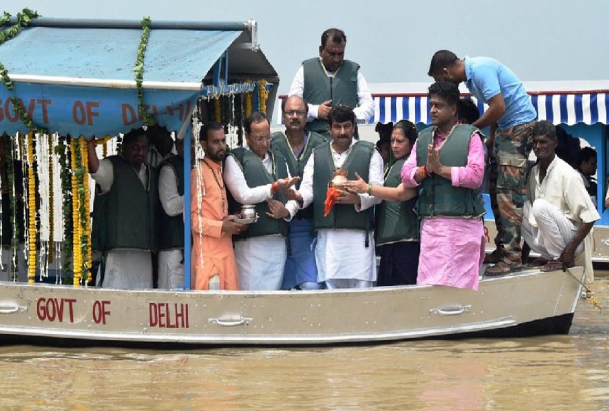 weird ankle emerges out of boat where bjp leader manoj tiwari immersing ashes of atal ji