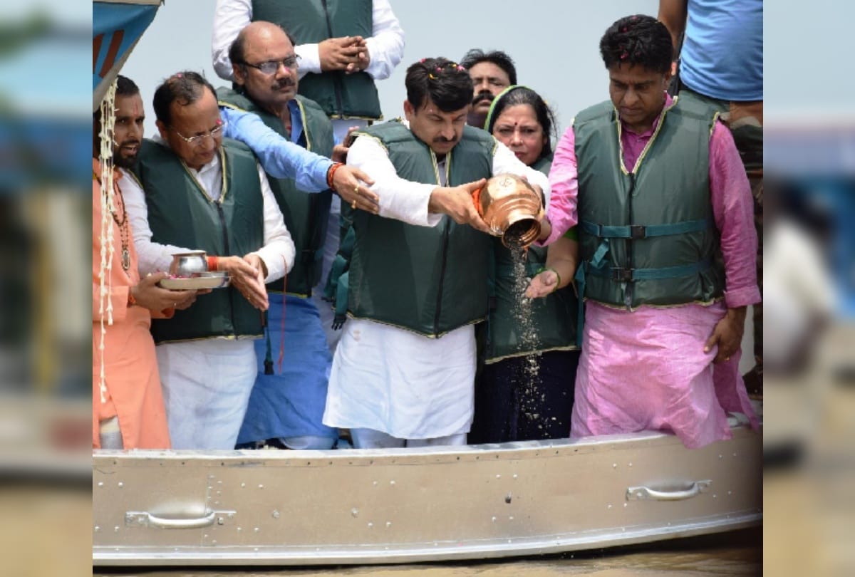 weird ankle emerges out of boat where bjp leader manoj tiwari immersing ashes of atal ji