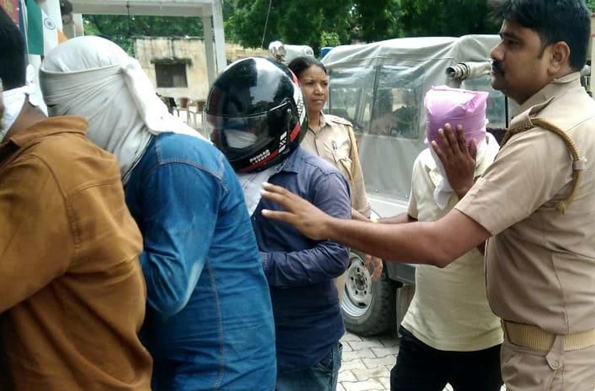 UP police busted sex racket in hotel at azamgarh