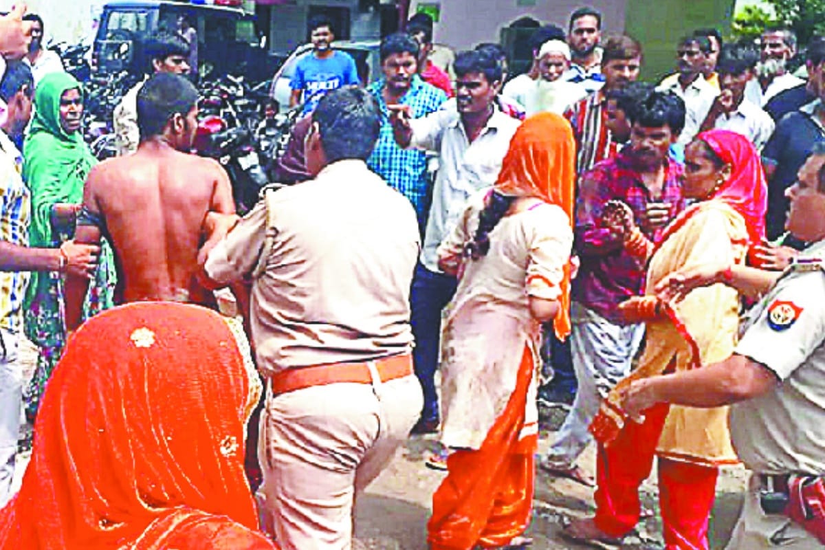 Baghpat:woman left newsborn baby on the roadside and start fighting in baghpat up see  in pics