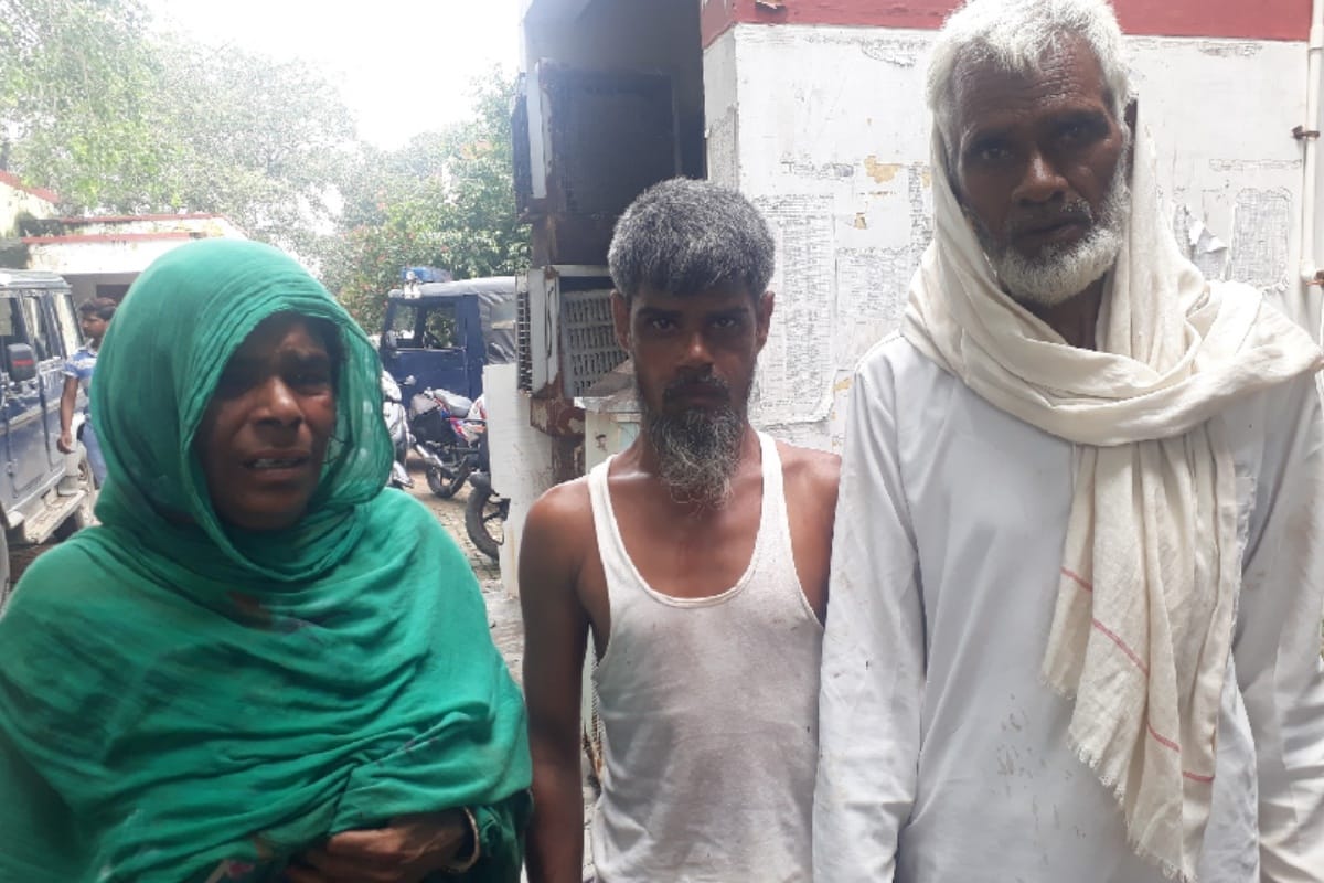 Baghpat:woman left newsborn baby on the roadside and start fighting in baghpat up see  in pics