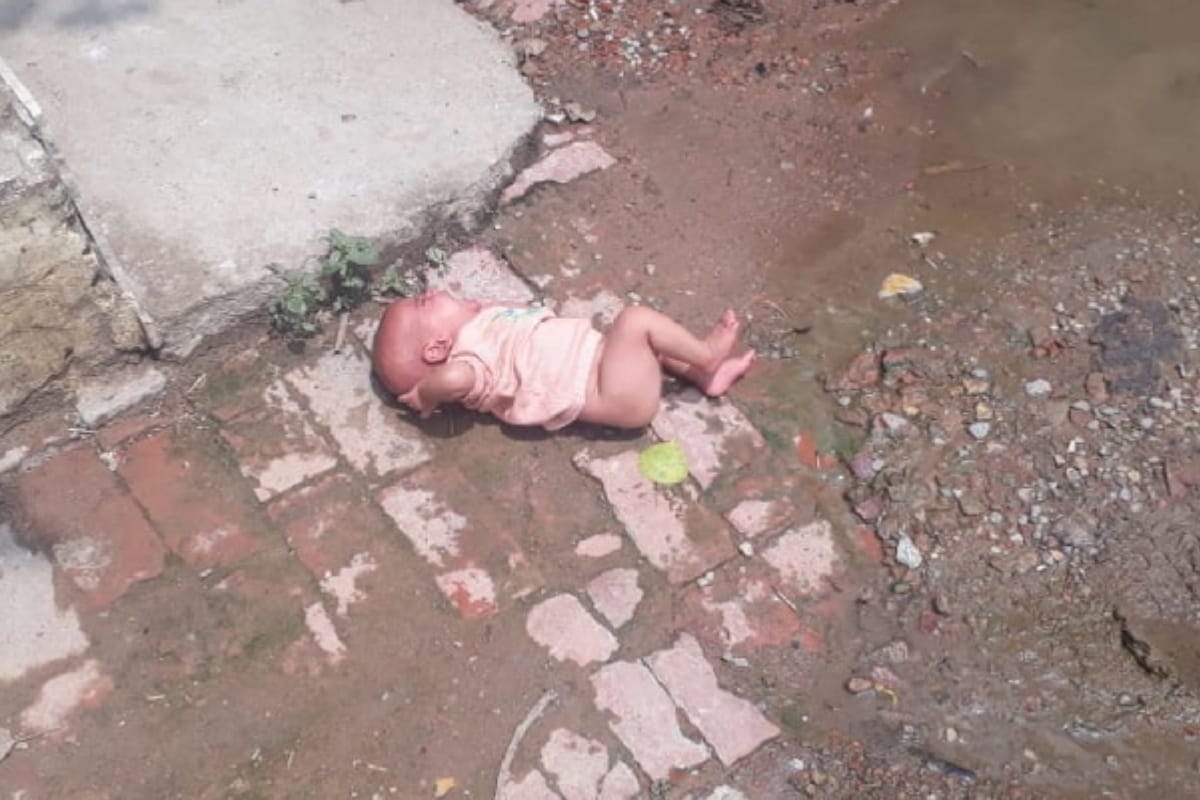 Baghpat:woman left newsborn baby on the roadside and start fighting in baghpat up see  in pics