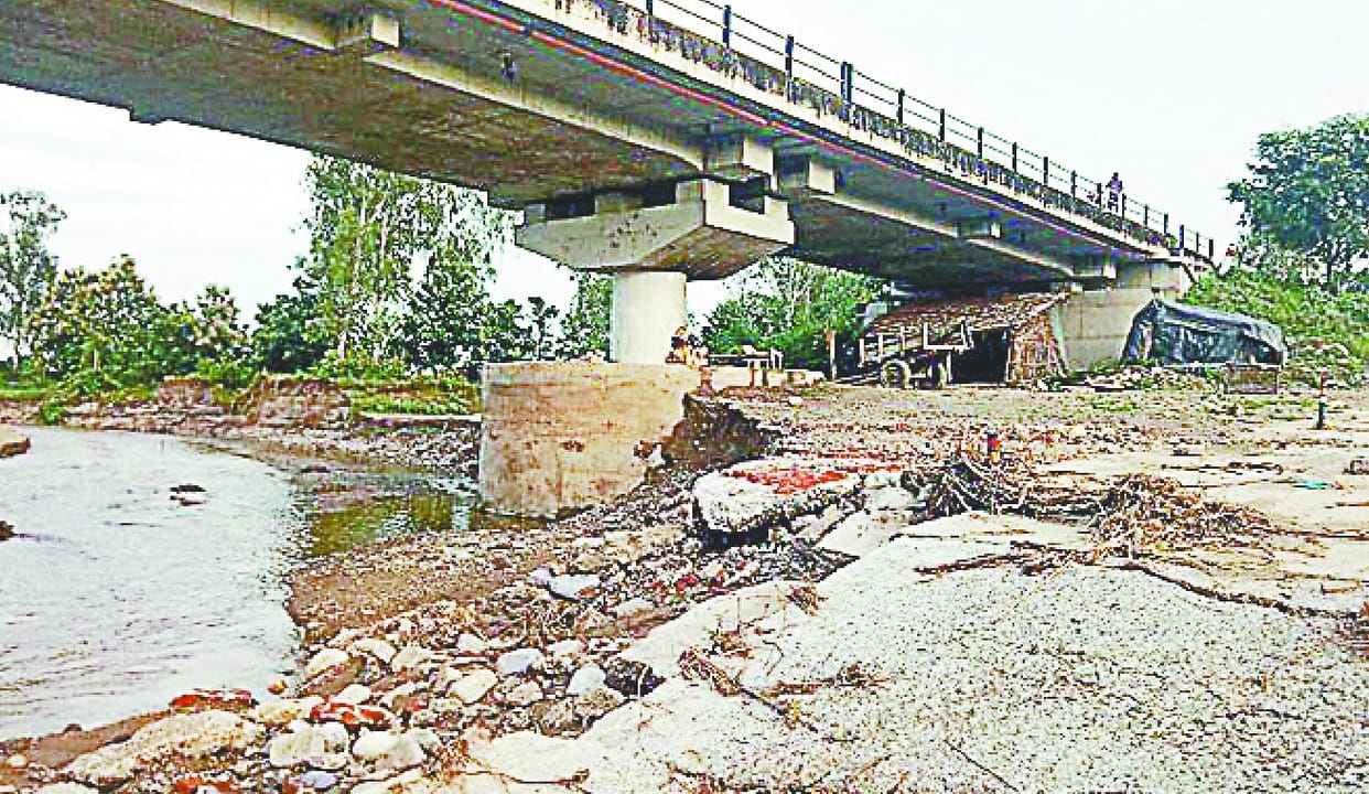 Threat to Kotawali bridge by river boom