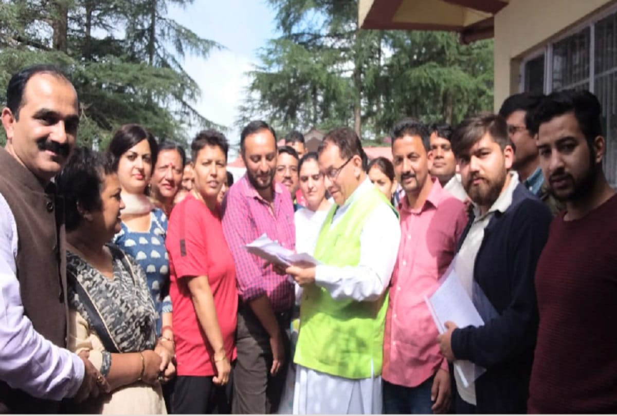 parents met suresh bhardwaj regarding school bus pass fare usse