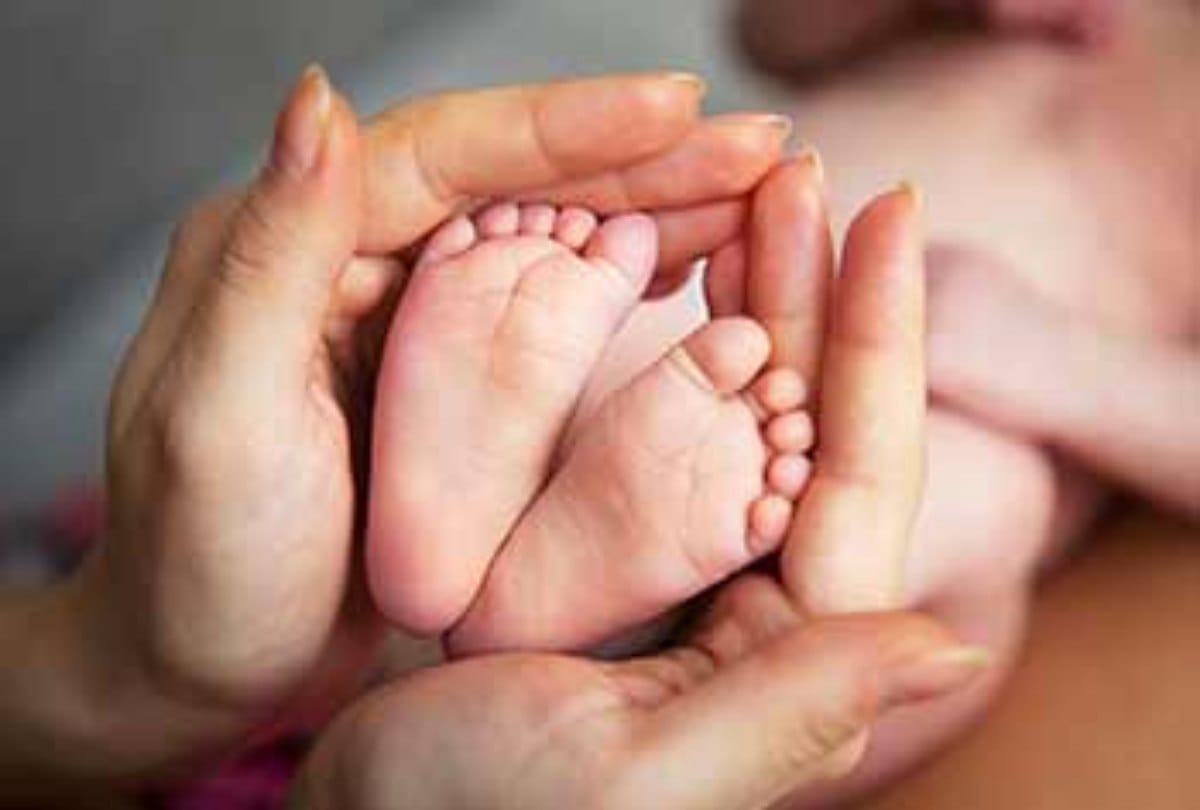 Baby hand out of the uterus and doctors refer pregnant woman to another hospital