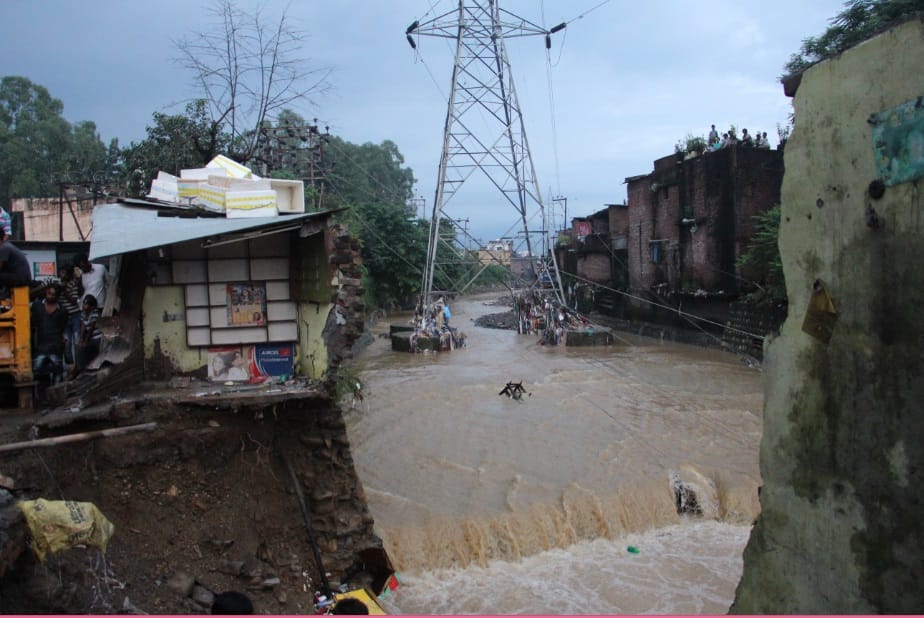House and shops collaps Water logging after heavy rain in dehradun