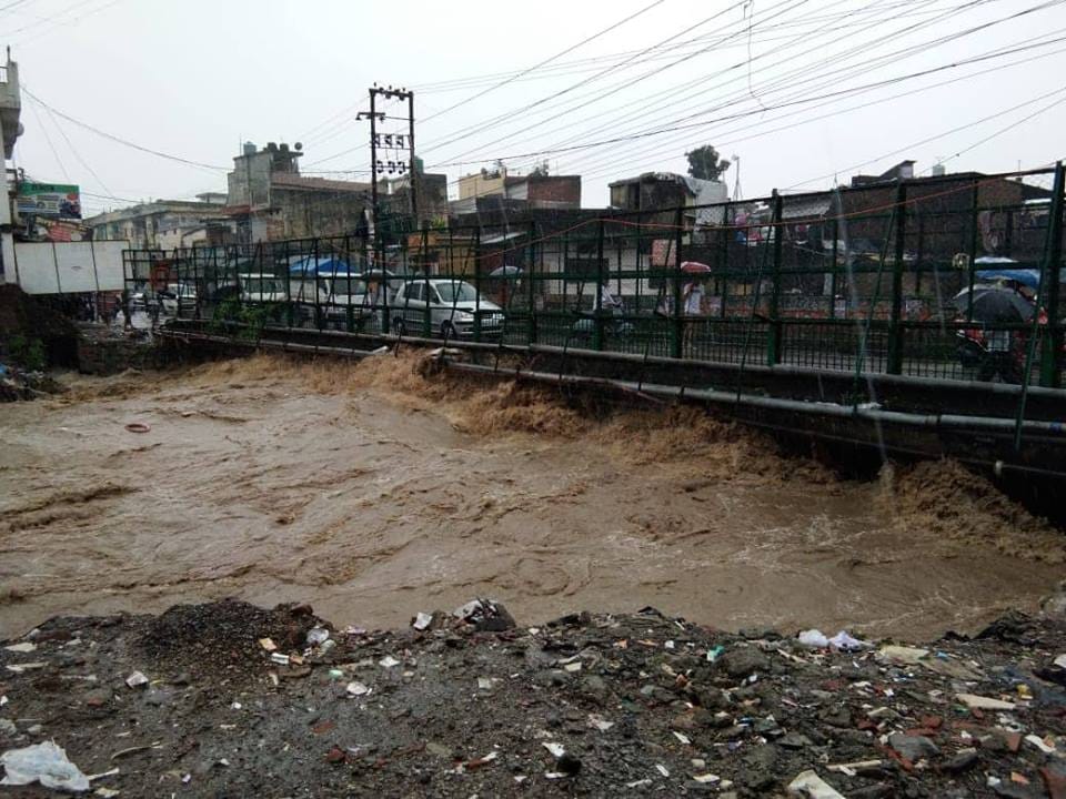 weather dangerous alert in uttarakhand rain continues and school closed