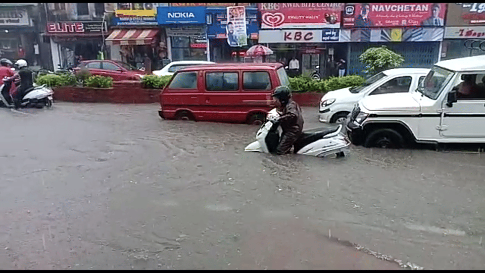 House and shops collaps Water logging after heavy rain in dehradun