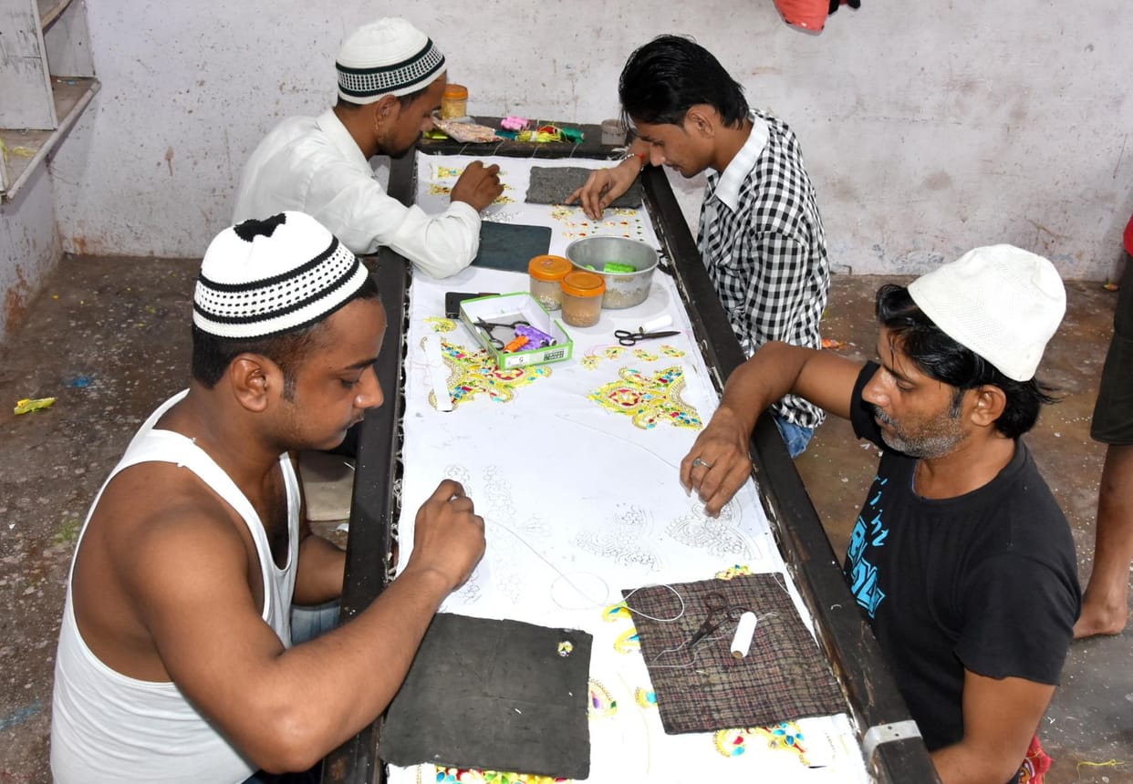 लड्डू गोपाल की पोशाक तैयार कर रहा मुस्लिम परिवार