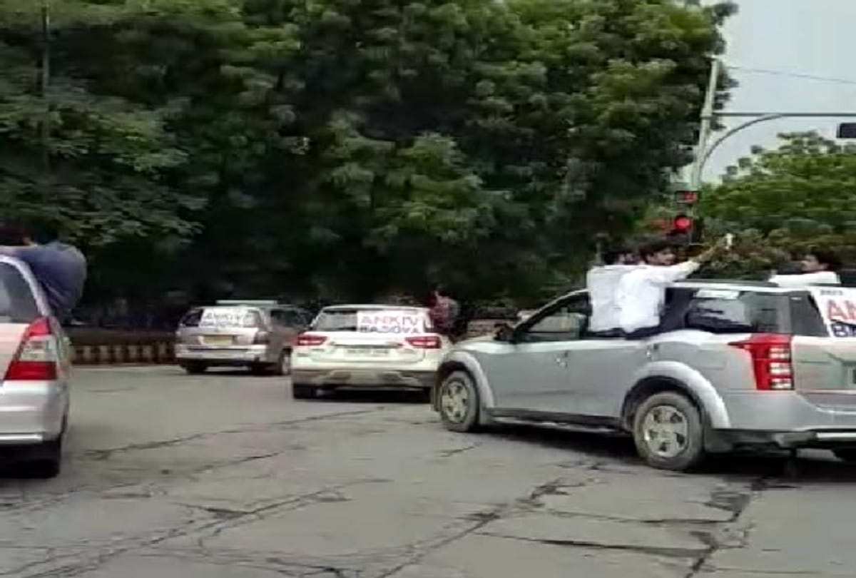 Student disobeying traffic rules During election campaign Video Viral
