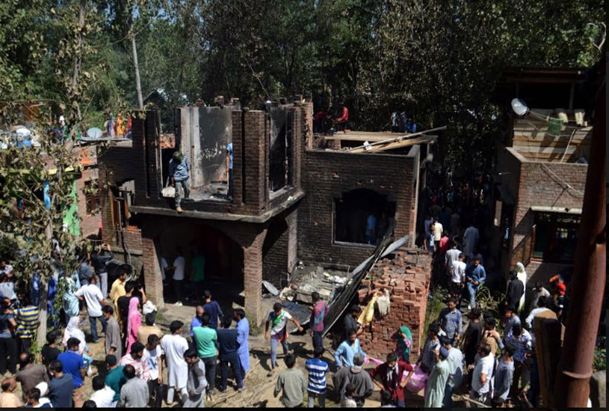 jammu kashmir anantnag security forces shot down two militants of hizbul mujahideen