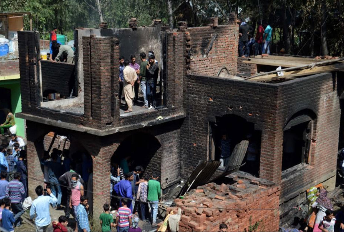 jammu kashmir anantnag security forces shot down two militants of hizbul mujahideen