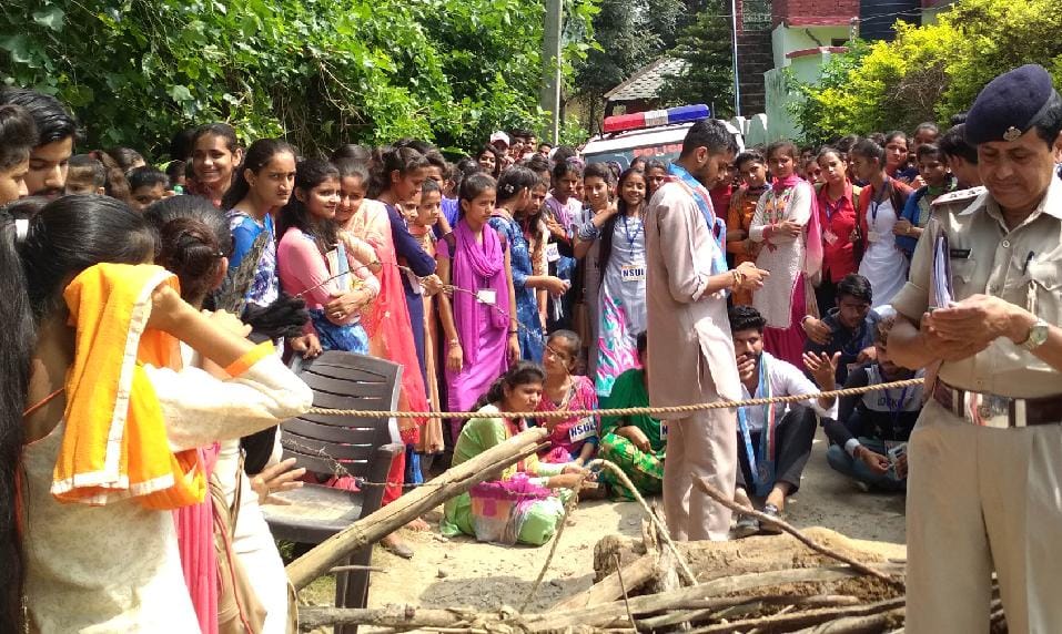 कॉलेज सड़क को पक्का करने के लिए एनएसयूआई ने किया प्रदर्शन