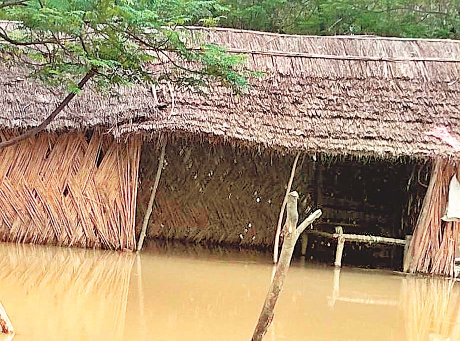 khadar villager are leaving home due to flood in amroha
