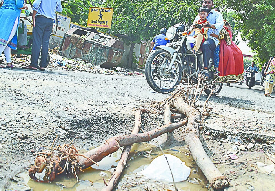 sarak suraksha ke daave par bhaari haadso ka silsila