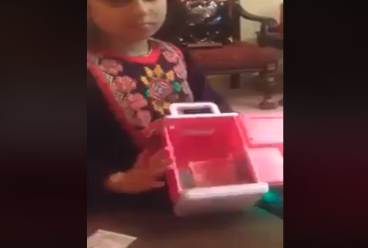 Video being viral of a Pakistani girl doing such thing after scolding the mother on eid