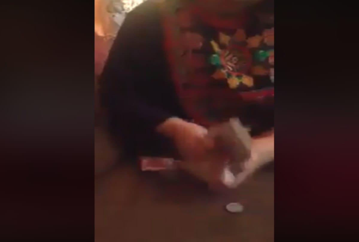 Video being viral of a Pakistani girl doing such thing after scolding the mother on eid