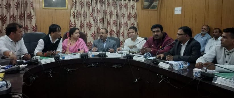 उरेडा स्ट्रीट लाइट वितरण प्रणाली से खफा दिखे जिंप सदस्य