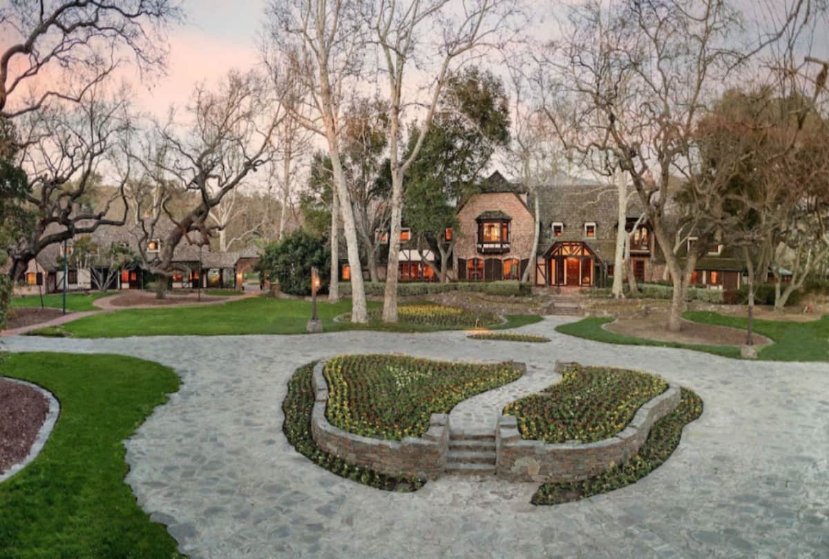 take a look inside the michael jackson bungalow Neverland
