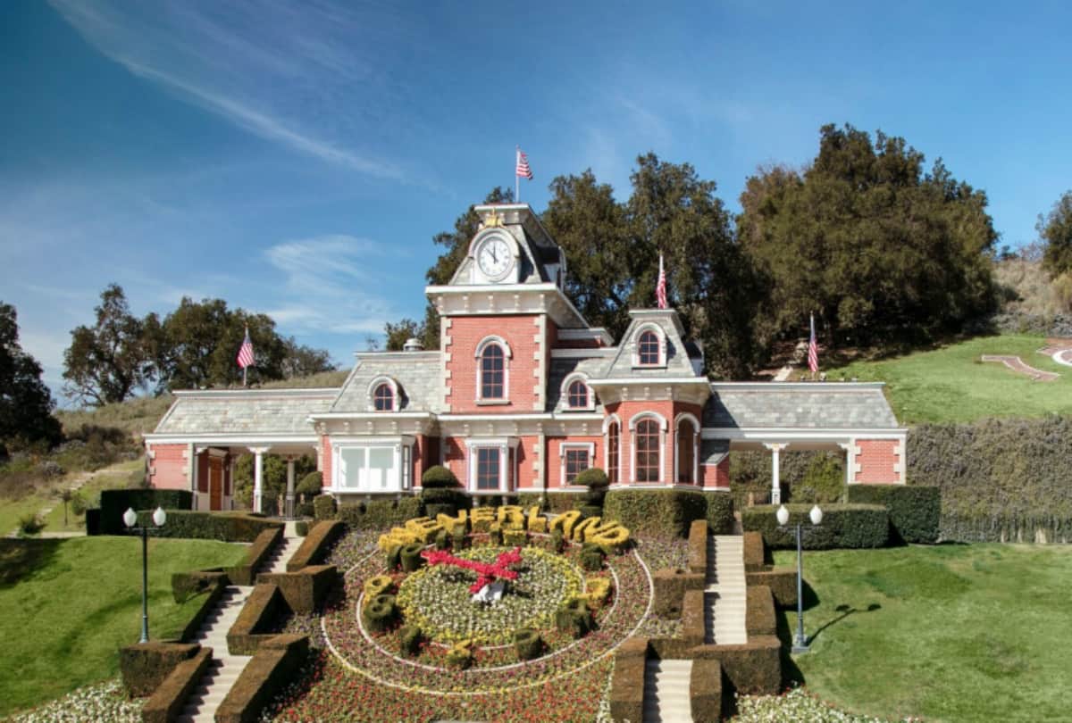 take a look inside the michael jackson bungalow Neverland