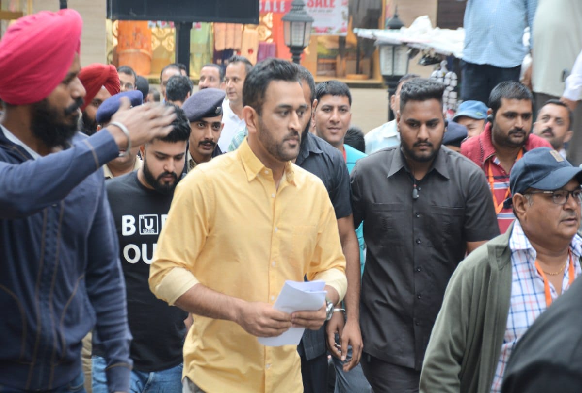 bike riding by mahendra singh dhoni  in shimla himachal