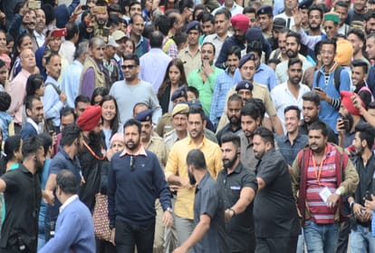 bike riding by mahendra singh dhoni  in shimla himachal