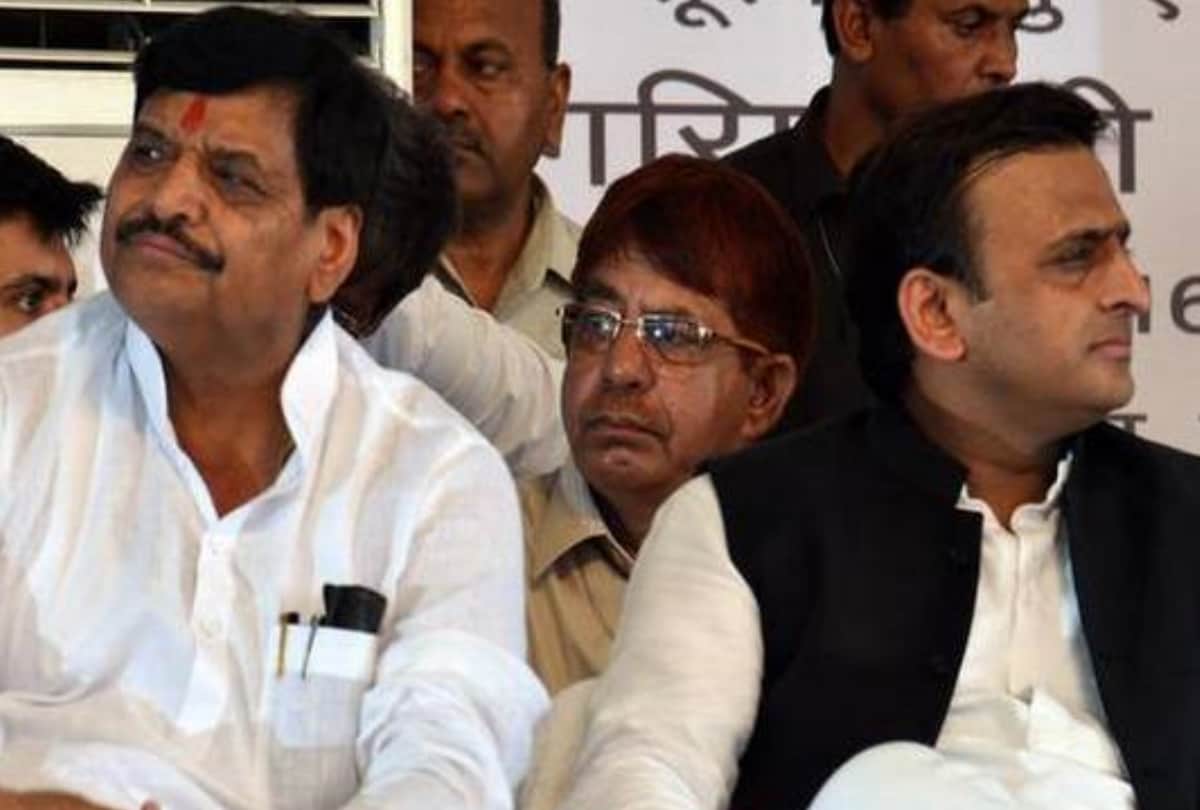 flag of samajwadi secular morcha contains the picture of mulayam singh yadav and shivpal yadav