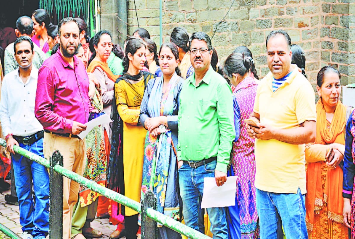 स्कूल बस पास की दरों में बढ़ोतरी पर भड़के अभिभावक