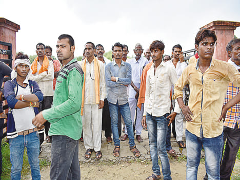 navavivaahita kee gala dabaakar hatya