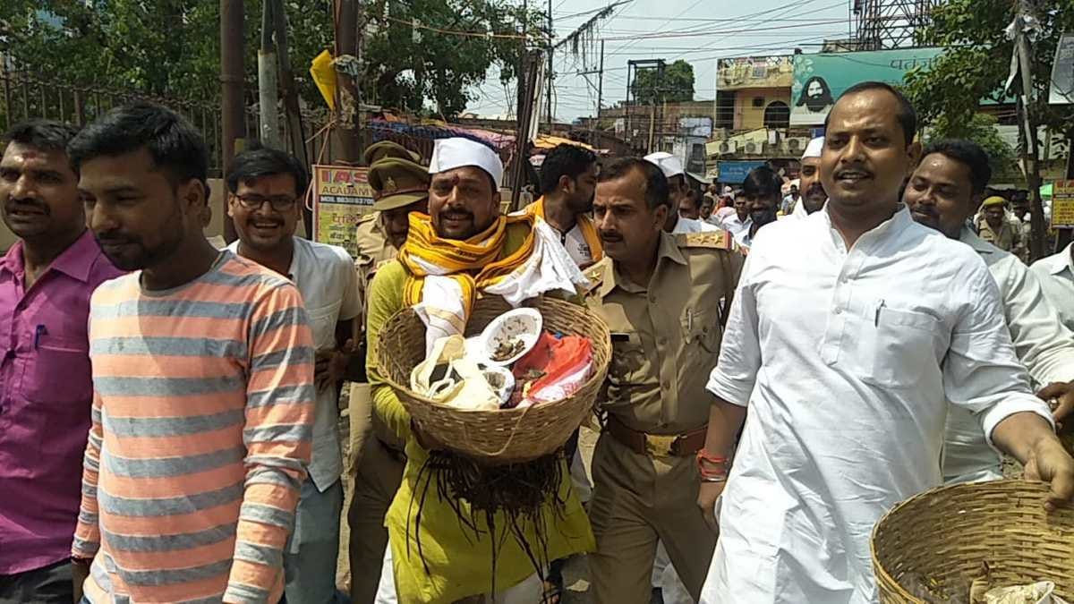 Congress worker protest against varanasi mayor